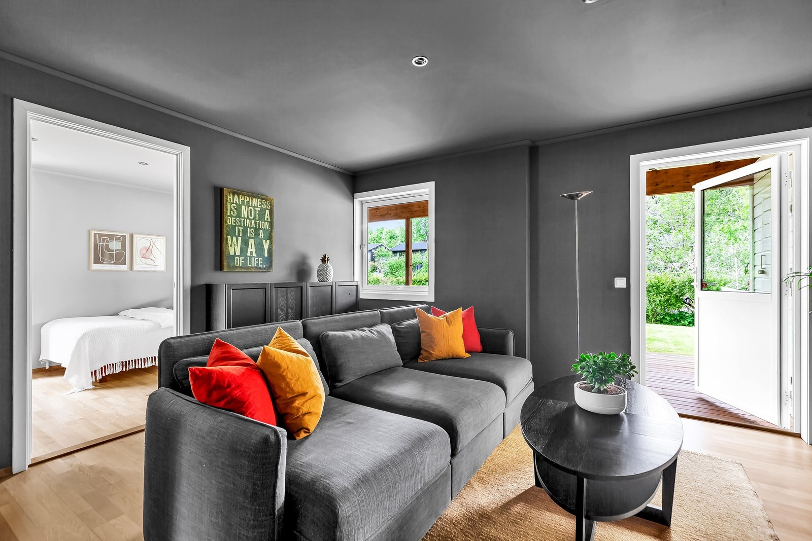 Rommet har en lun og behagelig atmosfære, samtidig som det gir mulighet for å trekke seg litt tilbake fra hoveddelen av boligen. Galleribilde