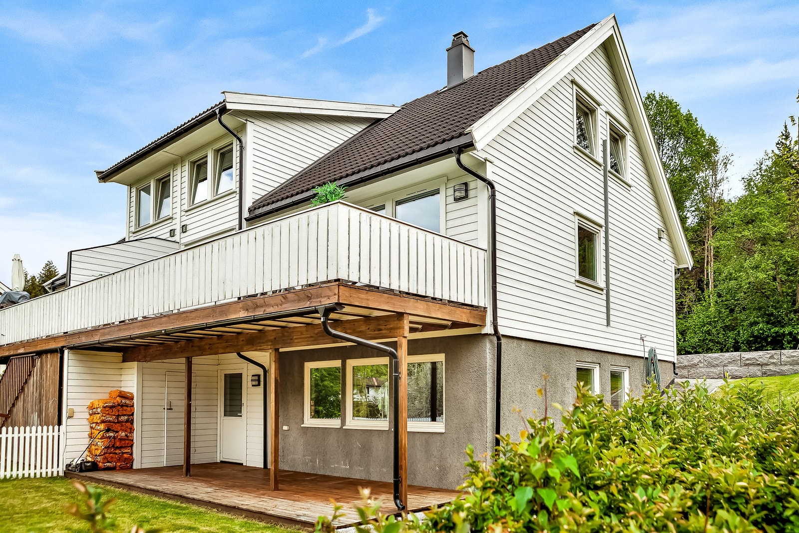 Terrassen har adkomst til en redskapsbod og direkte utgang til hagen. Galleribilde