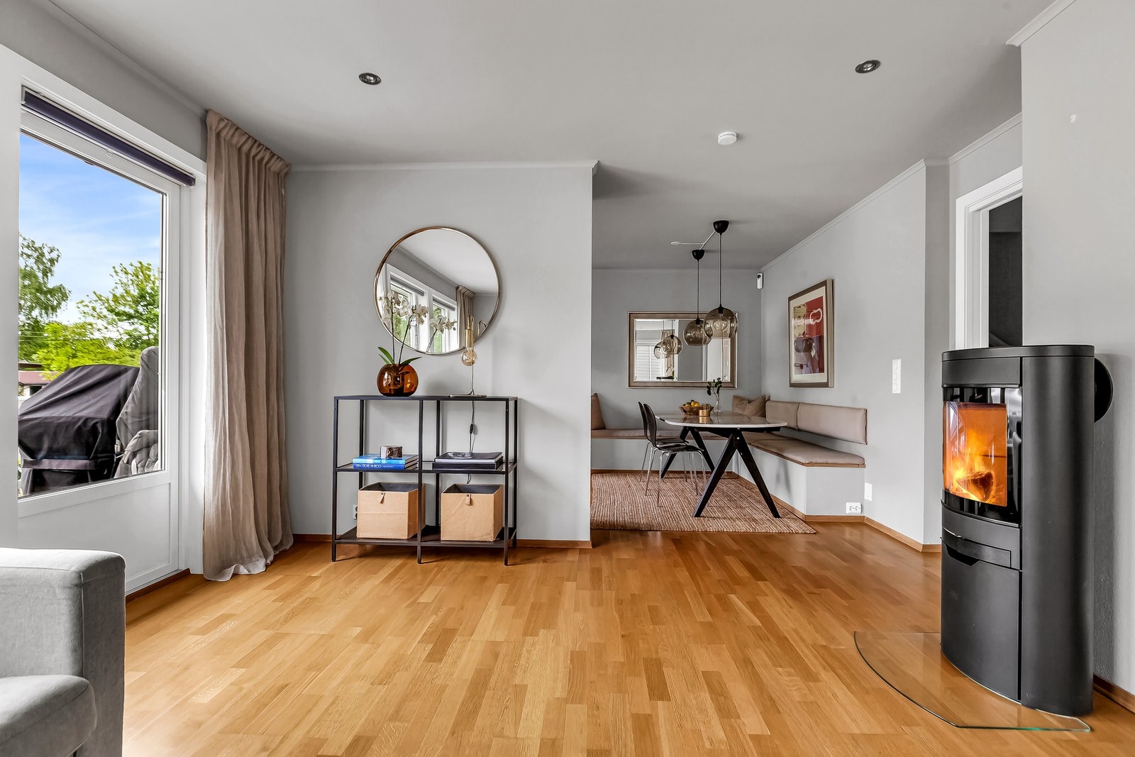 Stuen har åpen løsning mot kjøkkenet, noe som skaper en luftig og sosial sone. Galleribilde