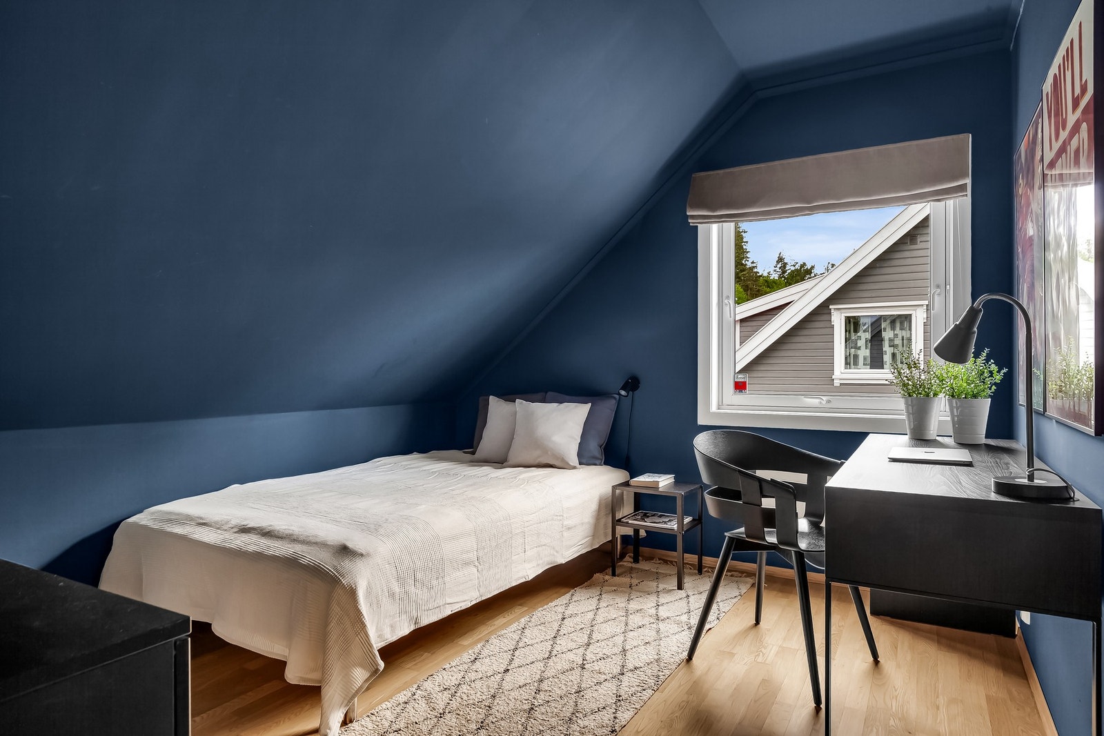 I tillegg til hovedsoverommet finner vi ytterligere to soverom i 2. etasje, ideelle som barnerom, gjesterom eller hjemmekontor. Galleribilde