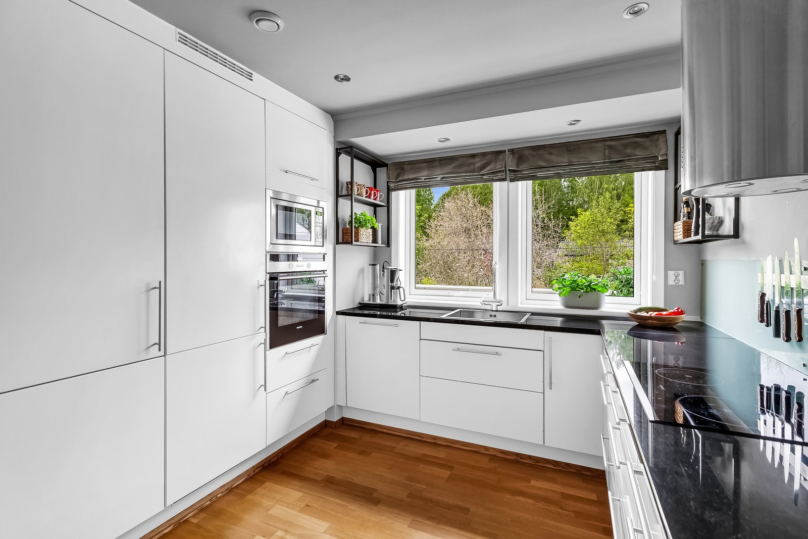 Kjøkkenet er fra Norema og har et stilrent uttrykk med lyse, slette fronter som gir et moderne og tidløst preg. Galleribilde