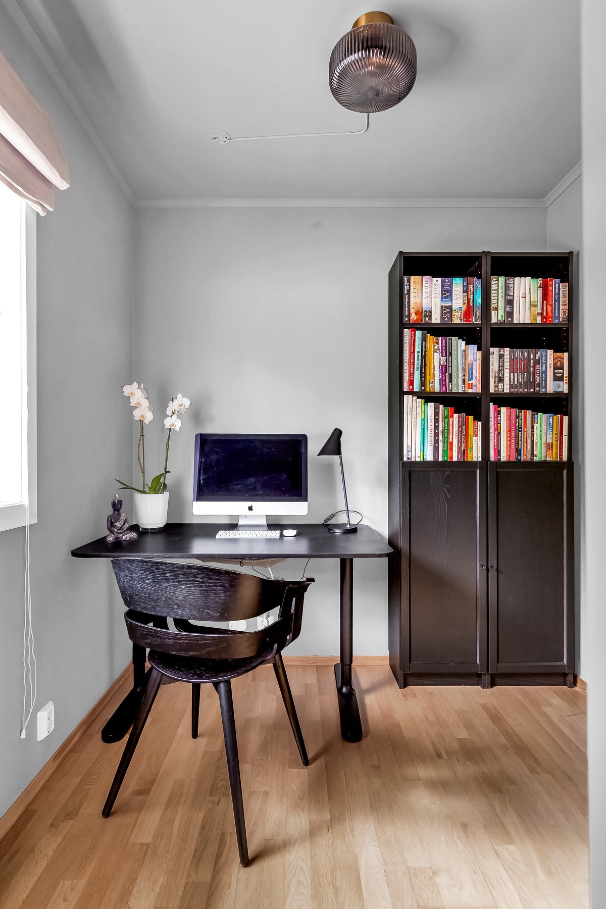 I byggetegningene er det tegnet inn et soverom i 1. etasje. I dag er dette rommet delt i to, den ene delen er innredet som kontor. Galleribilde