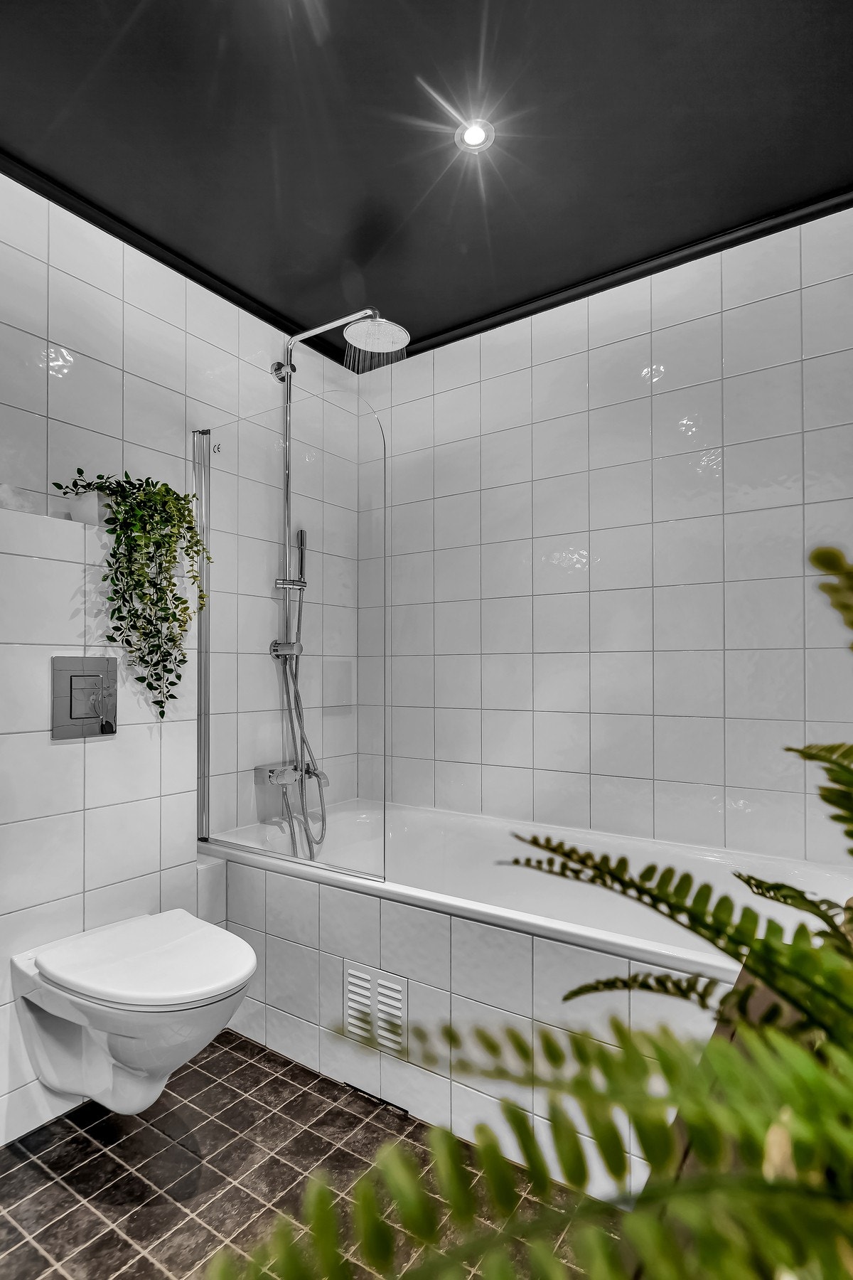 Her er det badekar med dusjvegg samt vegghengt toalett. Galleribilde