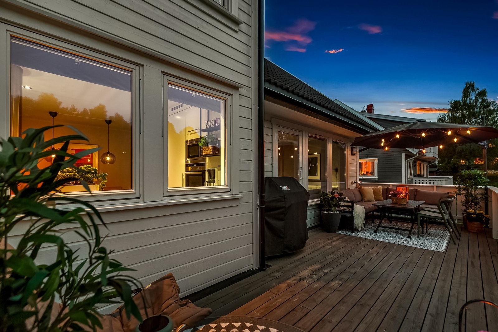 Med noen tente lykter eller dempet utebelysning blir balkongen en lun forlengelse av stuen. Galleribilde