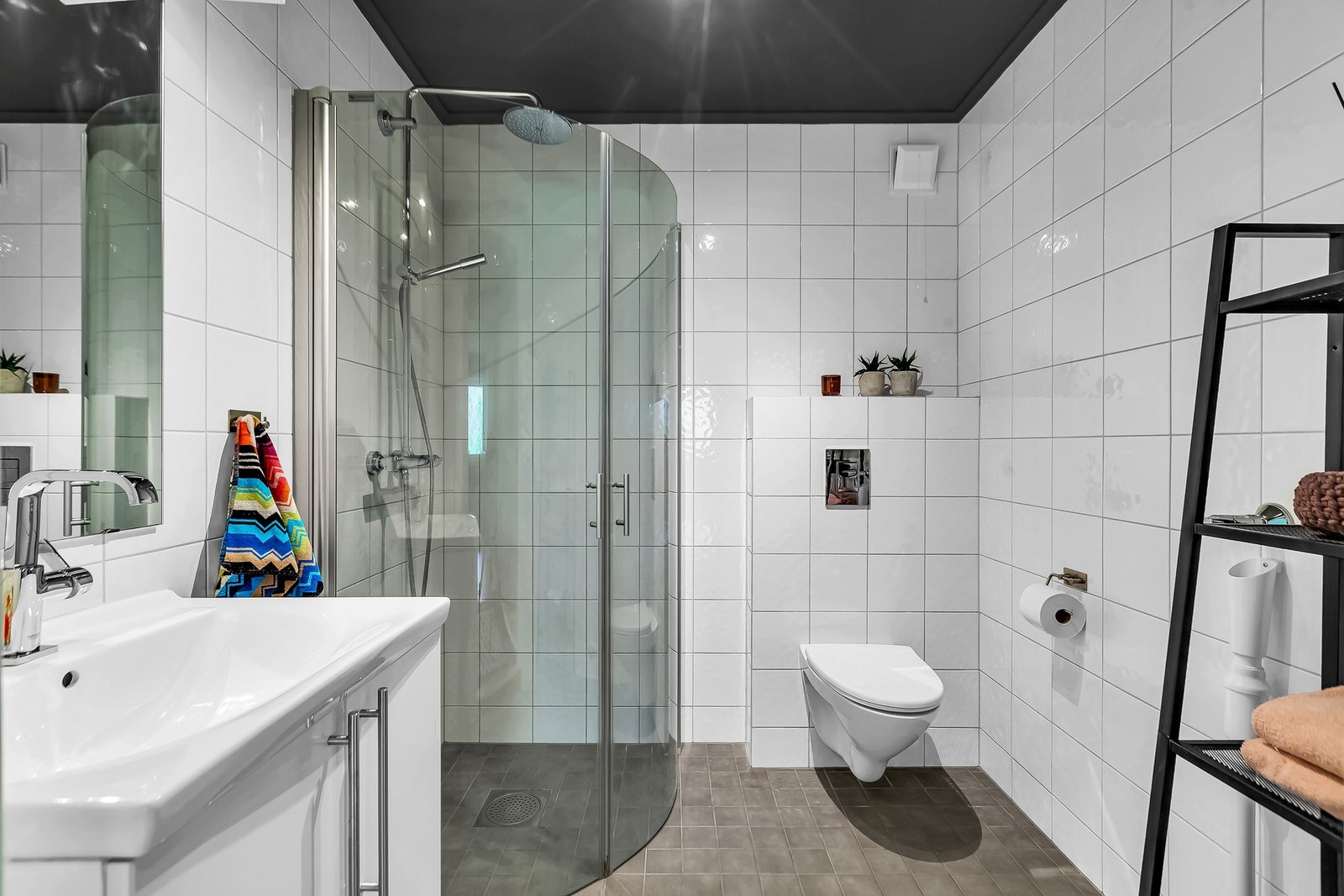 I underetasjen finner vi et også et romslig bad. Galleribilde