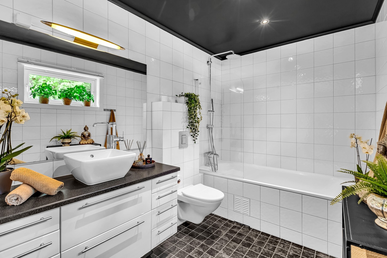 I 1. etasje er det også et flott flislagt bad. Galleribilde