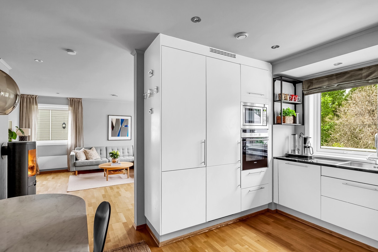 Kjøkkenet er utstyrt med integrerte hvitevarer som komfyr, mikrobølgeovn, koketopp, oppvaskmaskin og kjøl/frys. Galleribilde