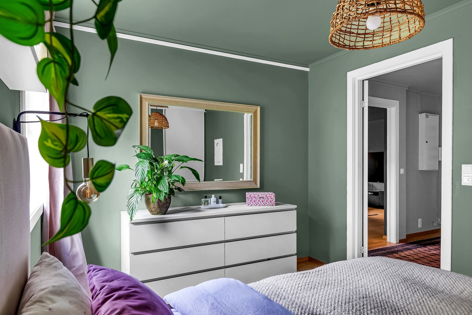 Soverommene gir fleksibilitet og privatliv, samtidig som de ligger samlet med kjellerstuen - en egen liten sone i boligen. Galleribilde