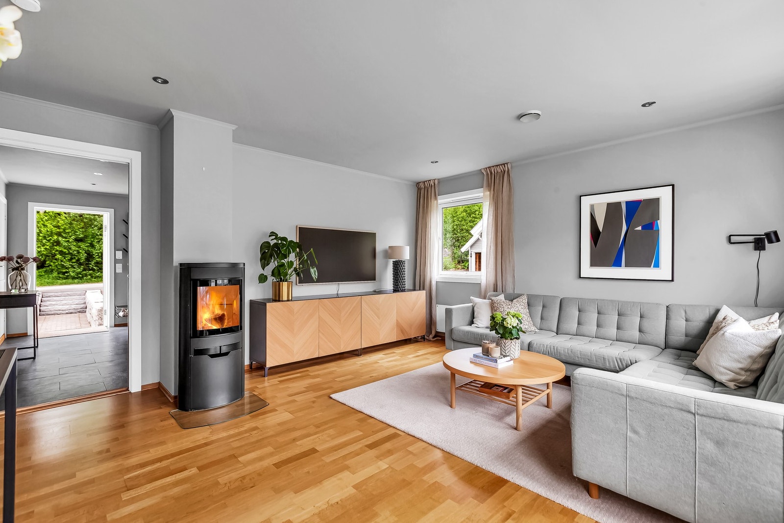 Rommet har også god plass til oppbevaringsmøbler, som bokhyller, skap eller skjenk, noe som gjør det enkelt å holde orden og skape et personlig preg. Galleribilde