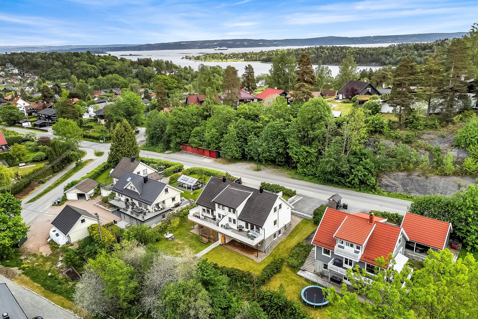 Boligen ligger barnevennlig til i et veletablert boligområde. Galleribilde