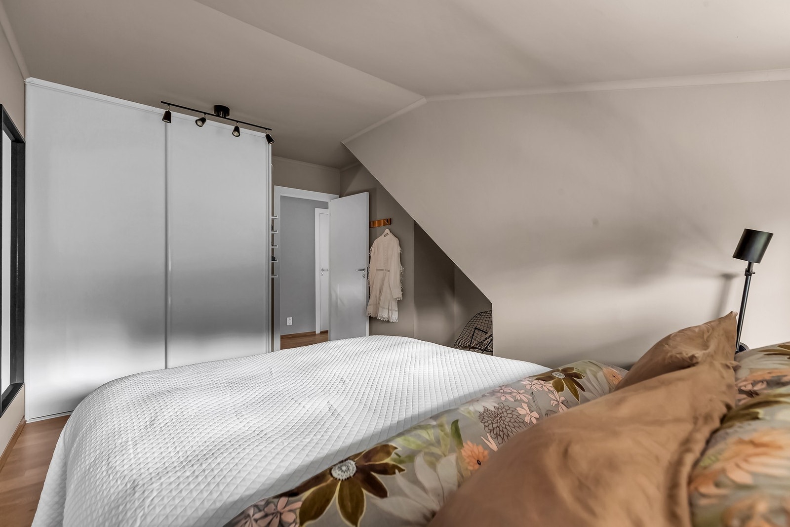 Her er det god plass til dobbeltseng og garderobeløsning, samtidig som rommet har en enkel og harmonisk stil. Galleribilde