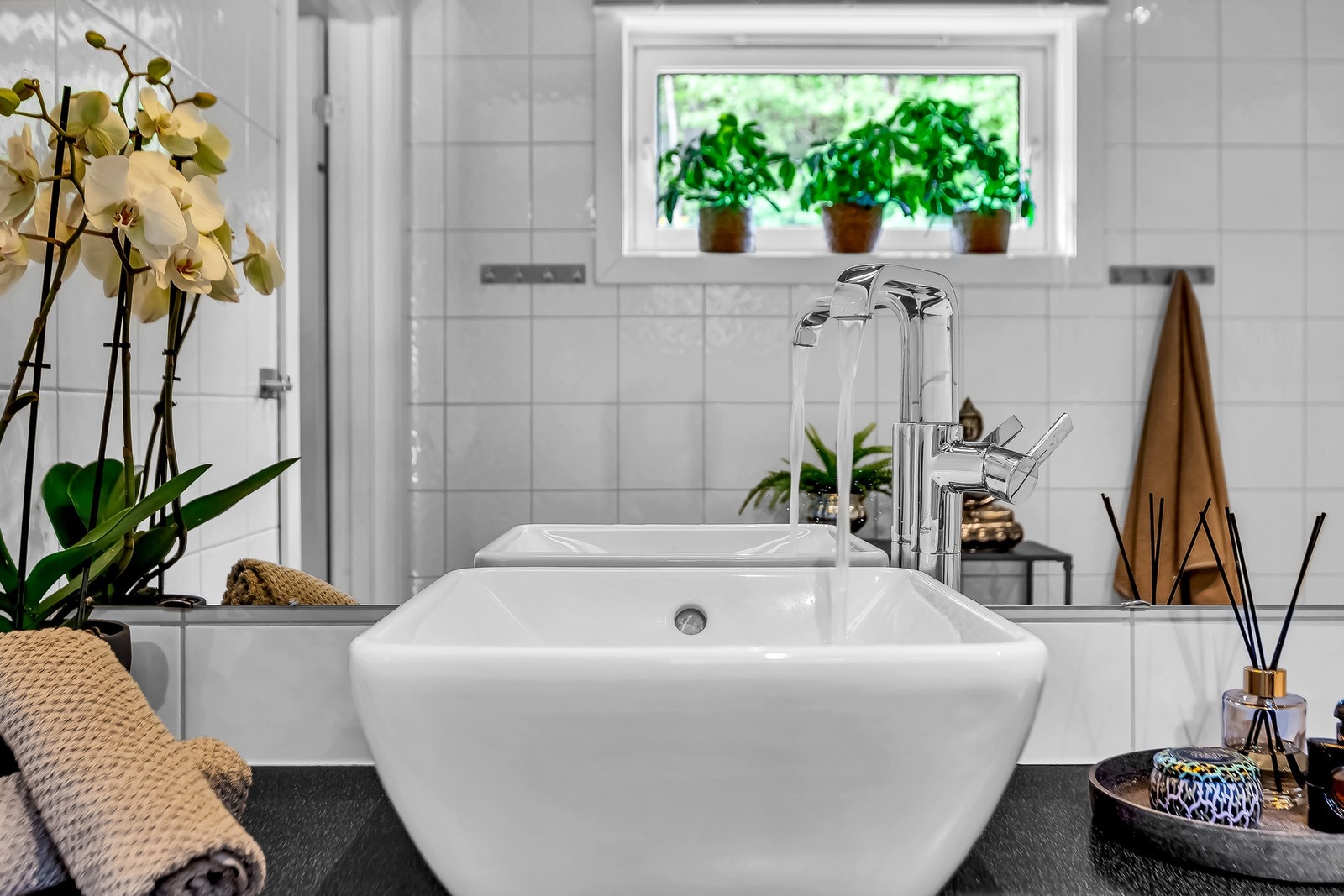 Servant og armatur er frittstående, dette gir et moderne uttrykk. Galleribilde