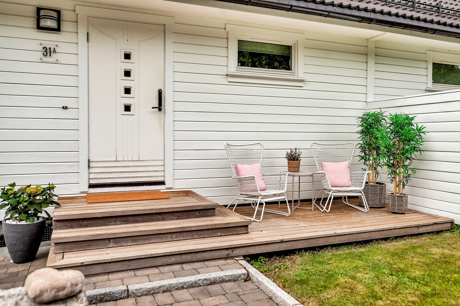 Ved inngangspartiet er det også en hyggelig uteplass. Perfekt sted for morgenkaffen. Inngangsdøren har Yale Doorman. Galleribilde