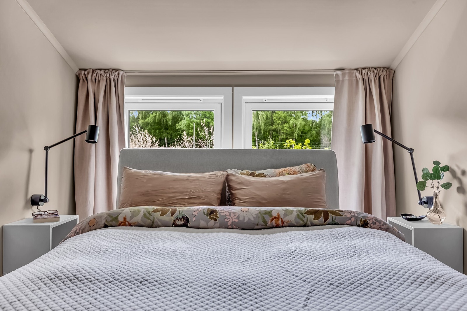 Hovedsoverommet er et lunt og behagelig rom som innbyr til ro og hvile. Galleribilde