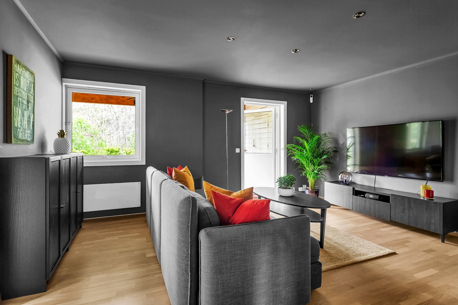 Kjellerstuen egner seg perfekt for ungdommen eller barna i familien. Her kan de ha sitt eget fristed - enten det er til lek, gaming, filmkvelder eller å være sammen med venner. Galleribilde