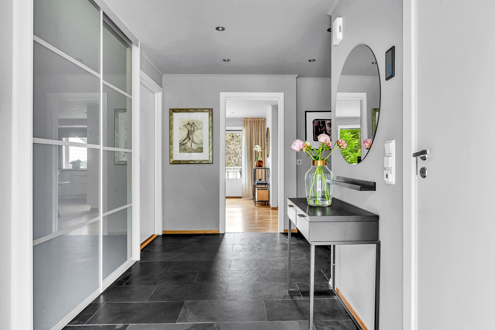 Den romslige entreen har slitesterkt steingulv, downlights i taket og stor skyvedørsgarderobe. Galleribilde