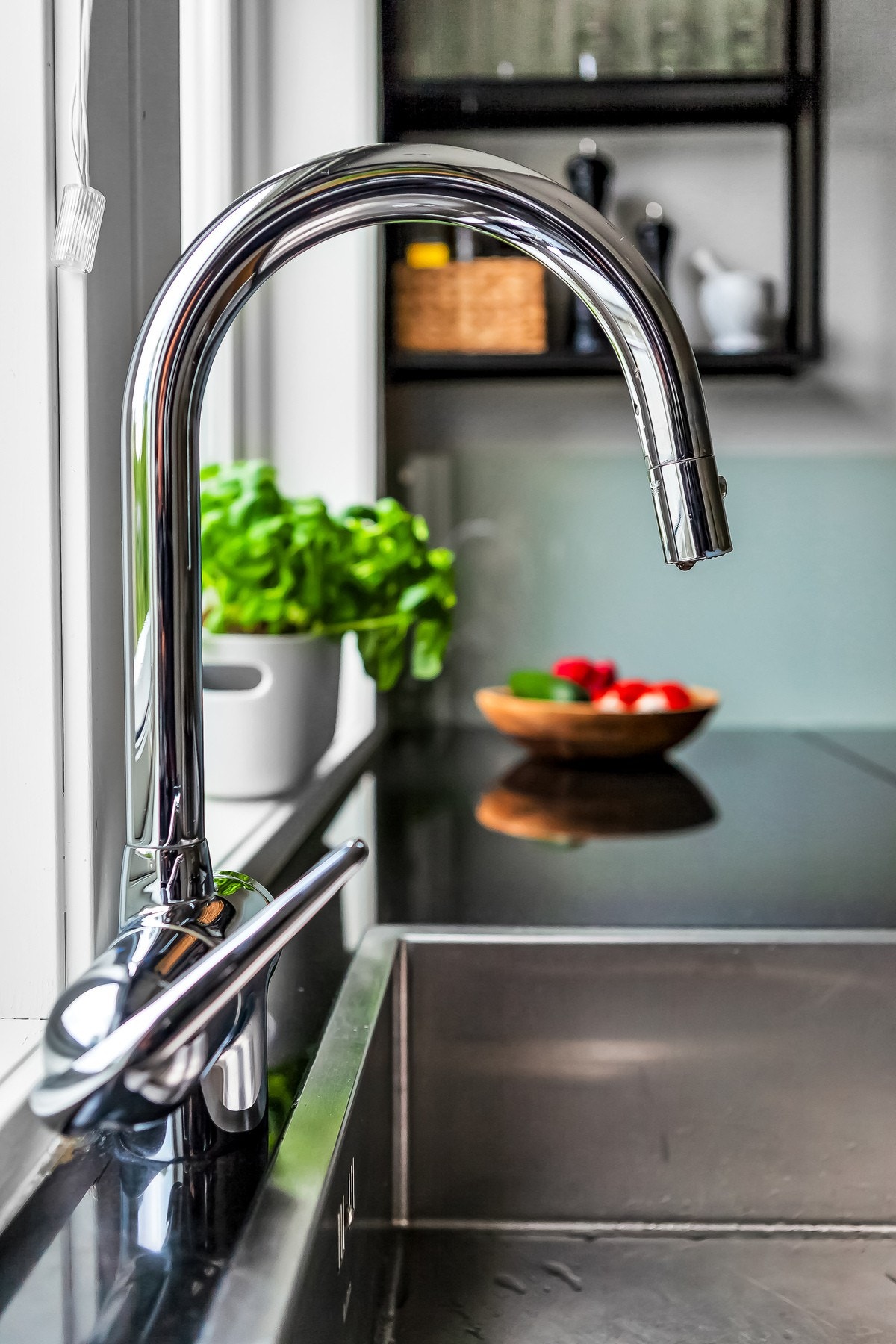 Oppvaskbenken har praktisk stålkum. Galleribilde