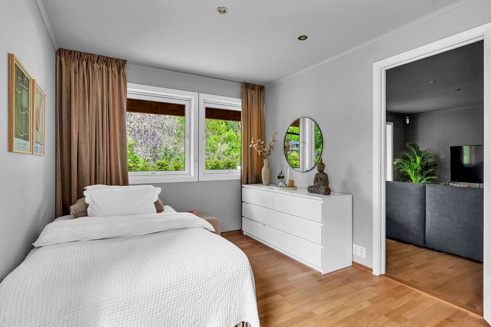 I tilknytning til kjellerstuen er det to lyse og luftige soverom. Galleribilde