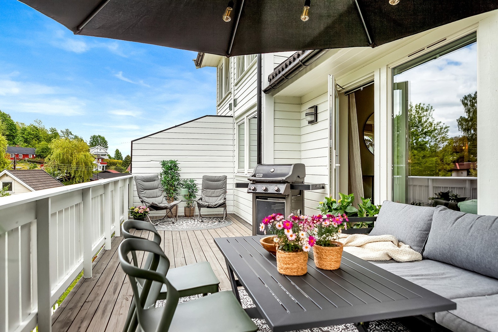 Her er det god plass til flere soner med utemøbler. Galleribilde