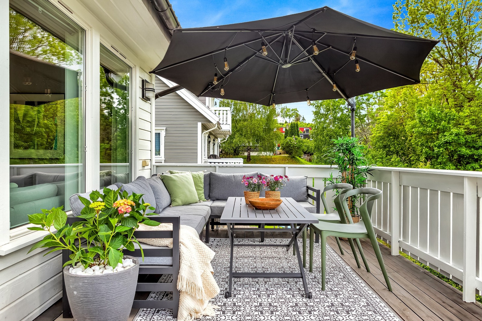 Boligen har flotte utearealer og gode solforhold. Galleribilde