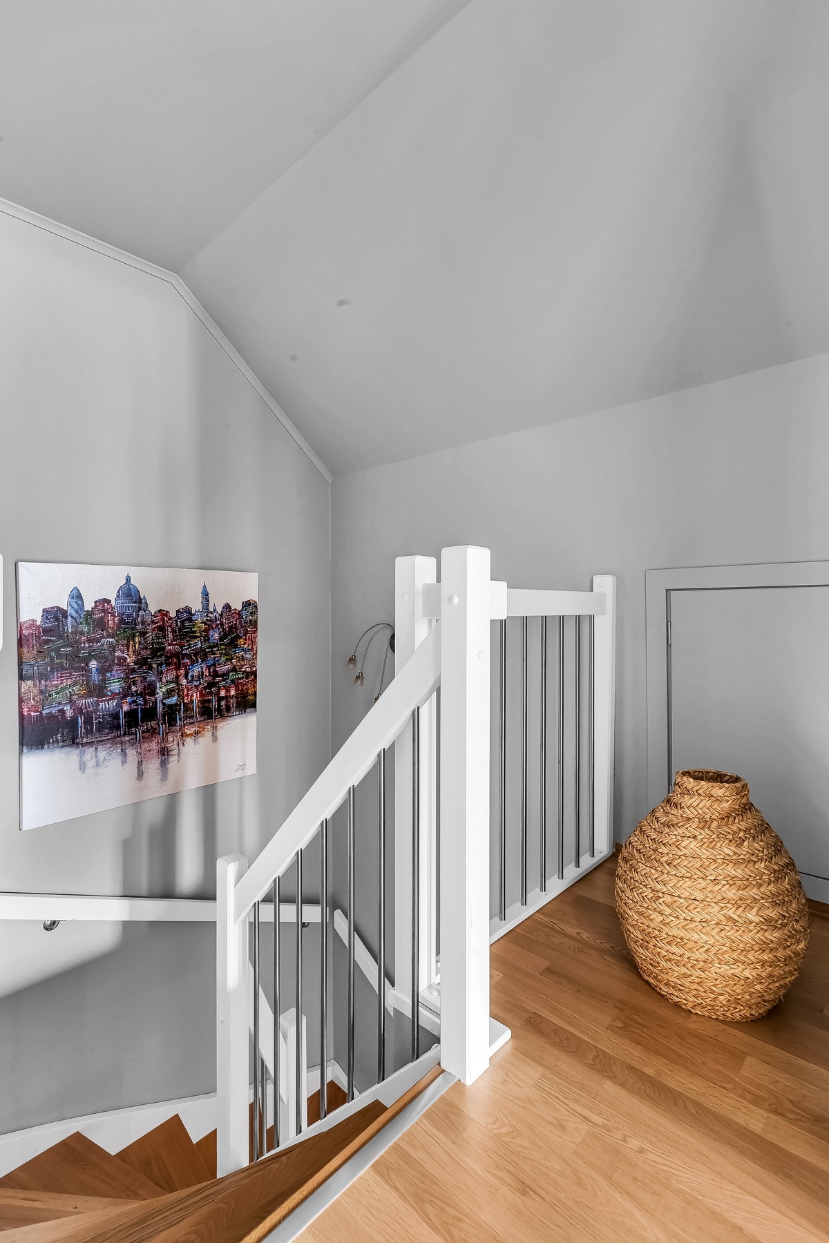 Opp trappen til 2. etasje møter vi et trapperom med adkomst til et lite kryploft. Galleribilde