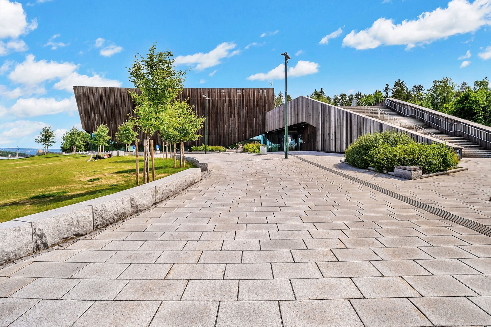 Nedenfor Holmen senter ligger Holmenskjæret. Her er det store grøntarealer med sandstrand, volleyballbane, stor gresslette, gjestebrygge og Holmen svømmehall Galleribilde