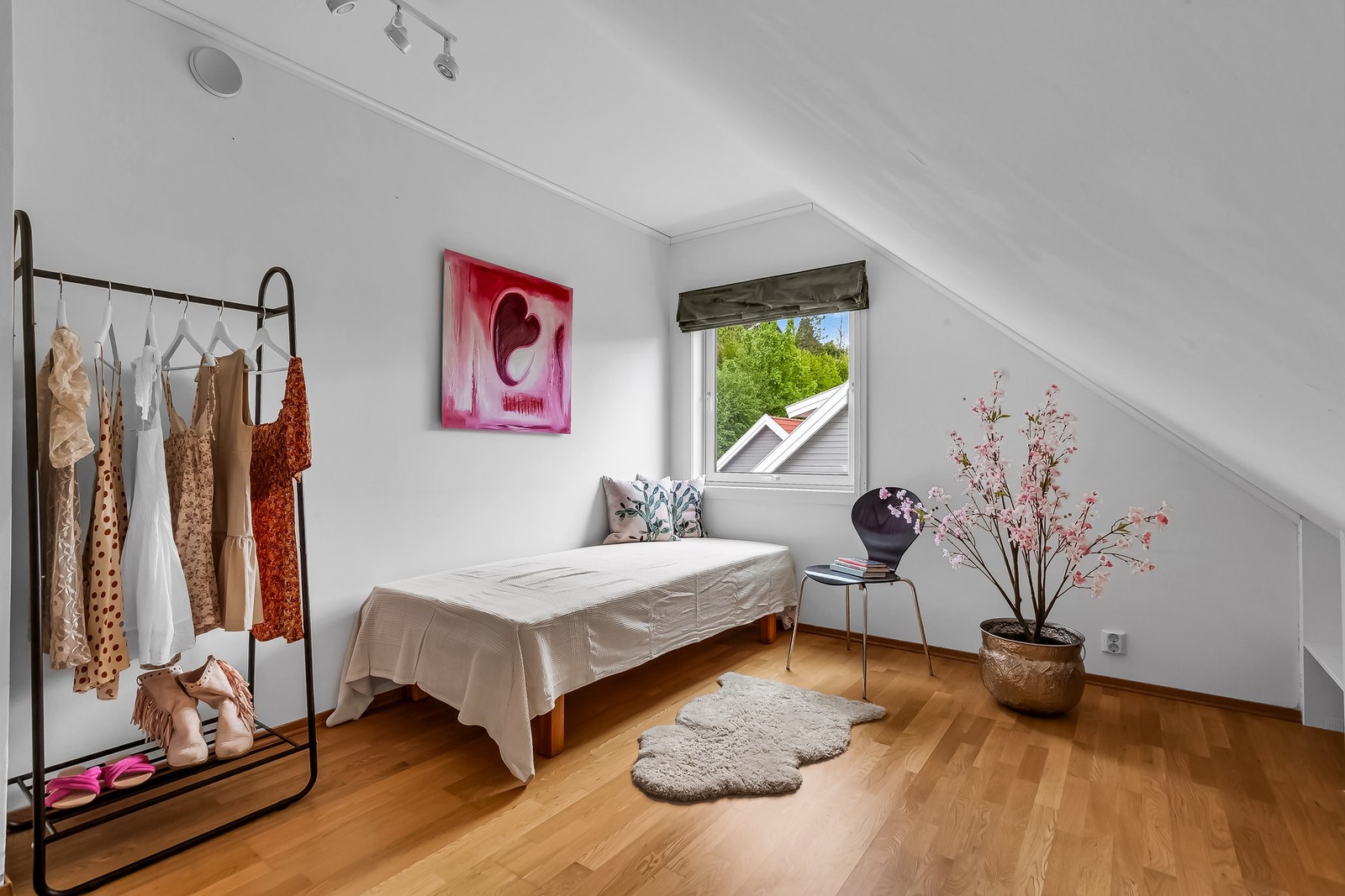 Rommene har gode lysforhold og praktiske størrelser som gir rom for både seng, oppbevaring og lek. Galleribilde