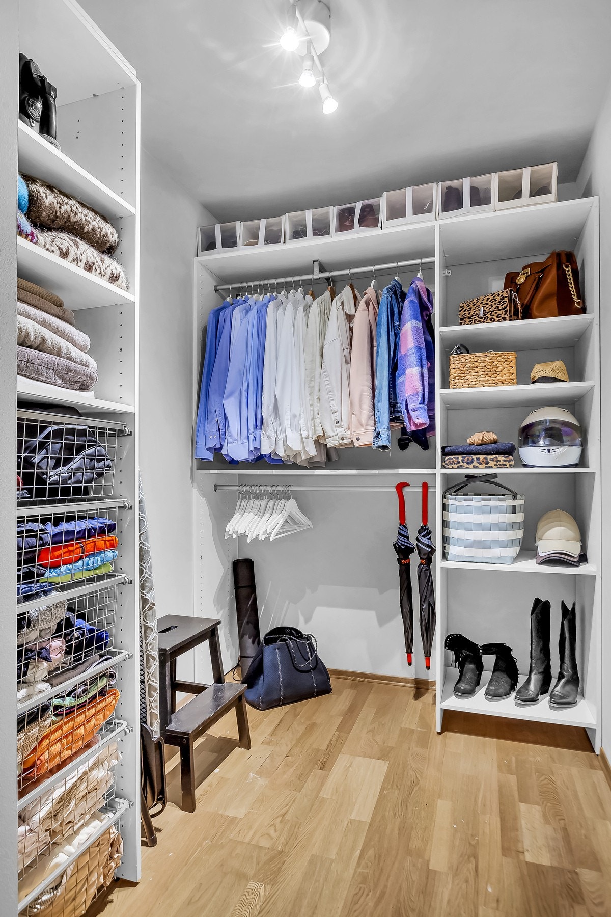 Den andre delen er gjort om til garderobe. Begge rommene har adkomst fra entreen. Galleribilde