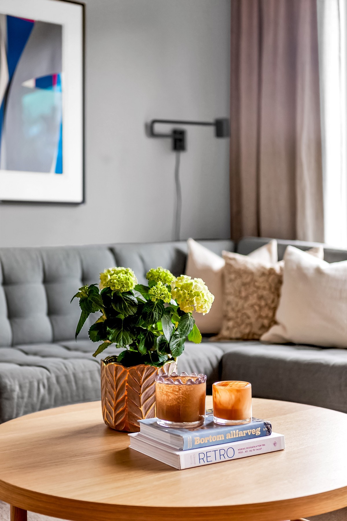 Her er det godt å komme hjem etter en lang dag. Stuen byr på en varm og innbydende atmosfære. Galleribilde