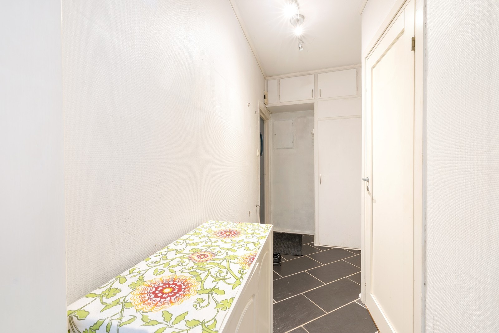 Plassbygget garderobeløsning ved inngangsparti. Galleribilde