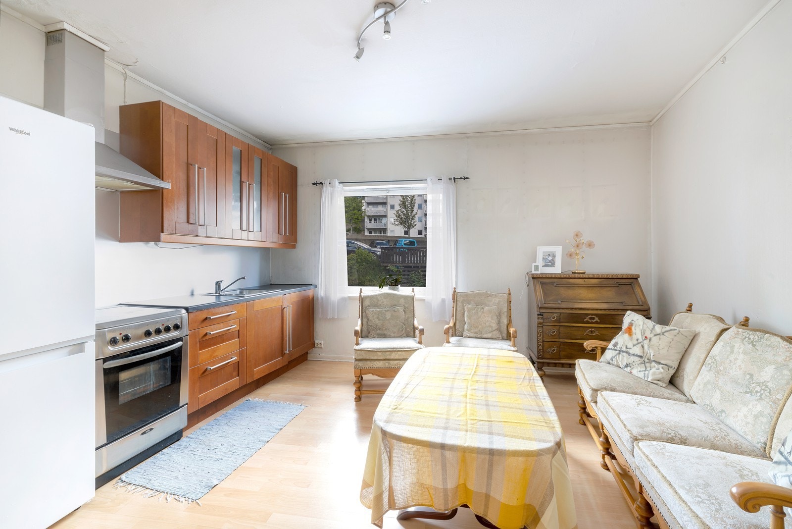 Åpen kjøkkenløsning mot stue. Galleribilde