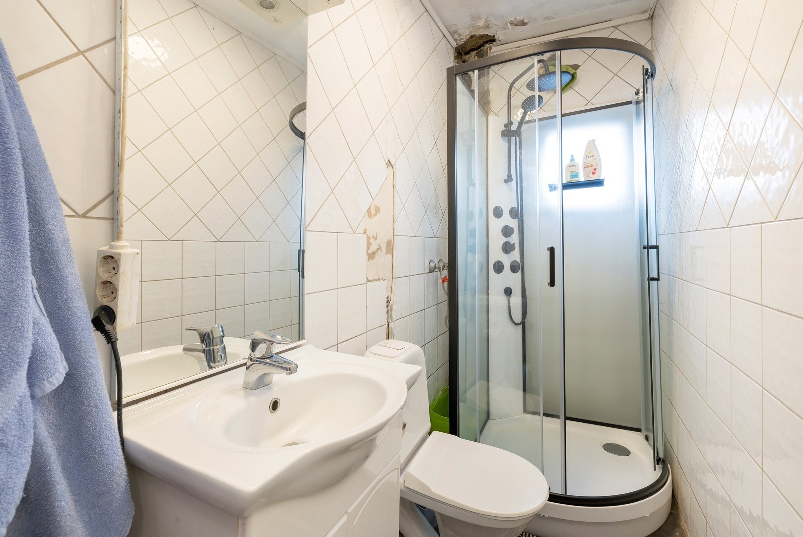 Boligens bad må totalrenoveres etter en tidligere vannlekkasje fra leiligheten over. Galleribilde