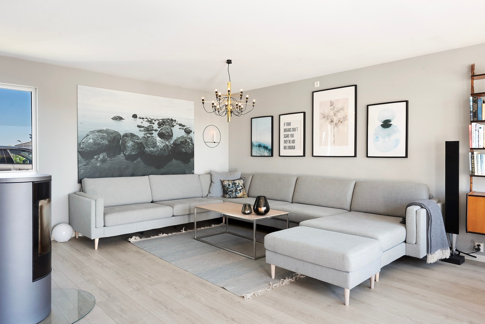 God plass til salong og flere sittegrupper Galleribilde