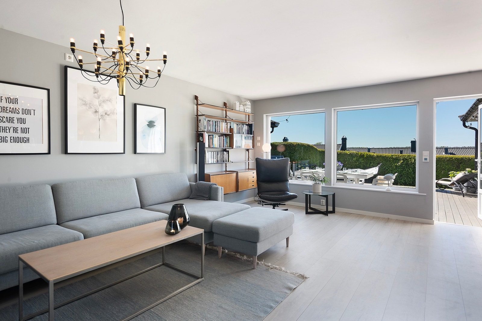 Store vinduer slipper lyset inn Galleribilde