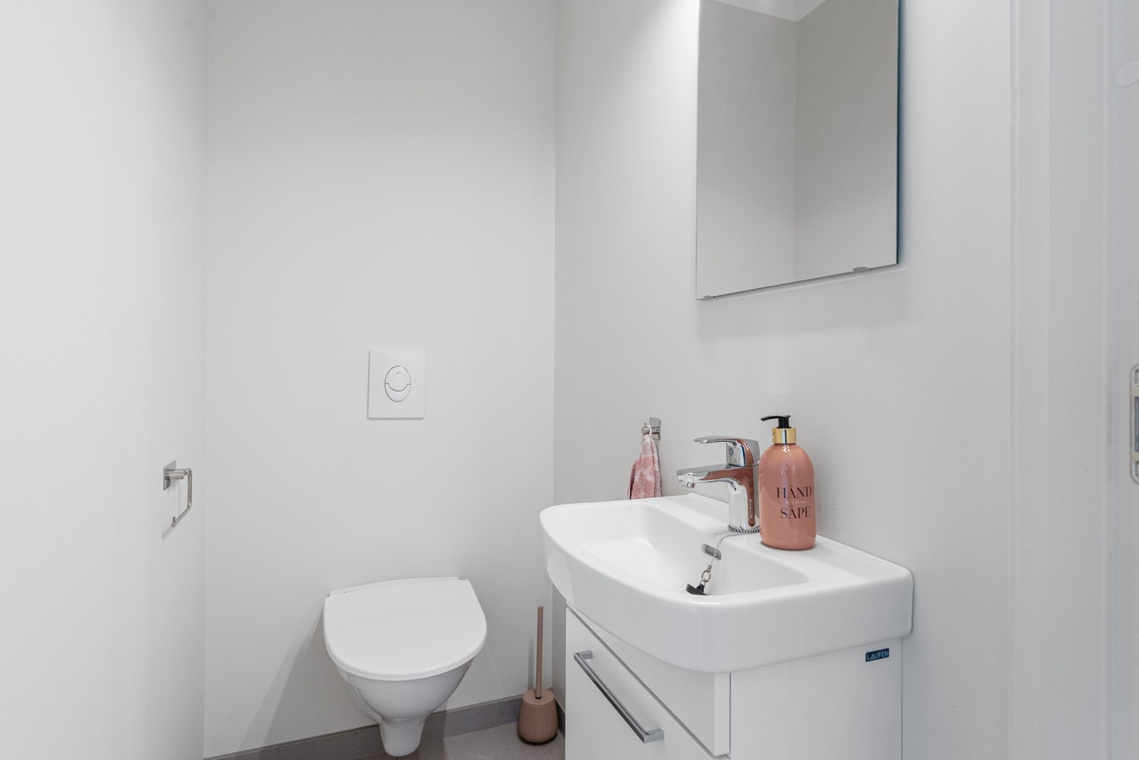 Praktisk toalettrom som passer ypperlig til gjestetoalett Galleribilde