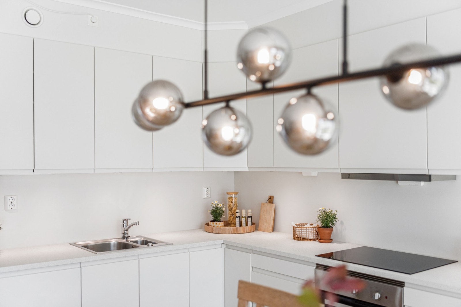 Det er også utstyrt med automatisk vannstopper under oppvaskkum for ekstra sikkerhet Galleribilde