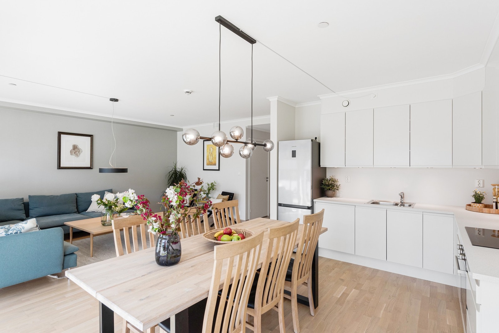 Den åpne løsningen gir deg et sosialt oppholdsrom Galleribilde