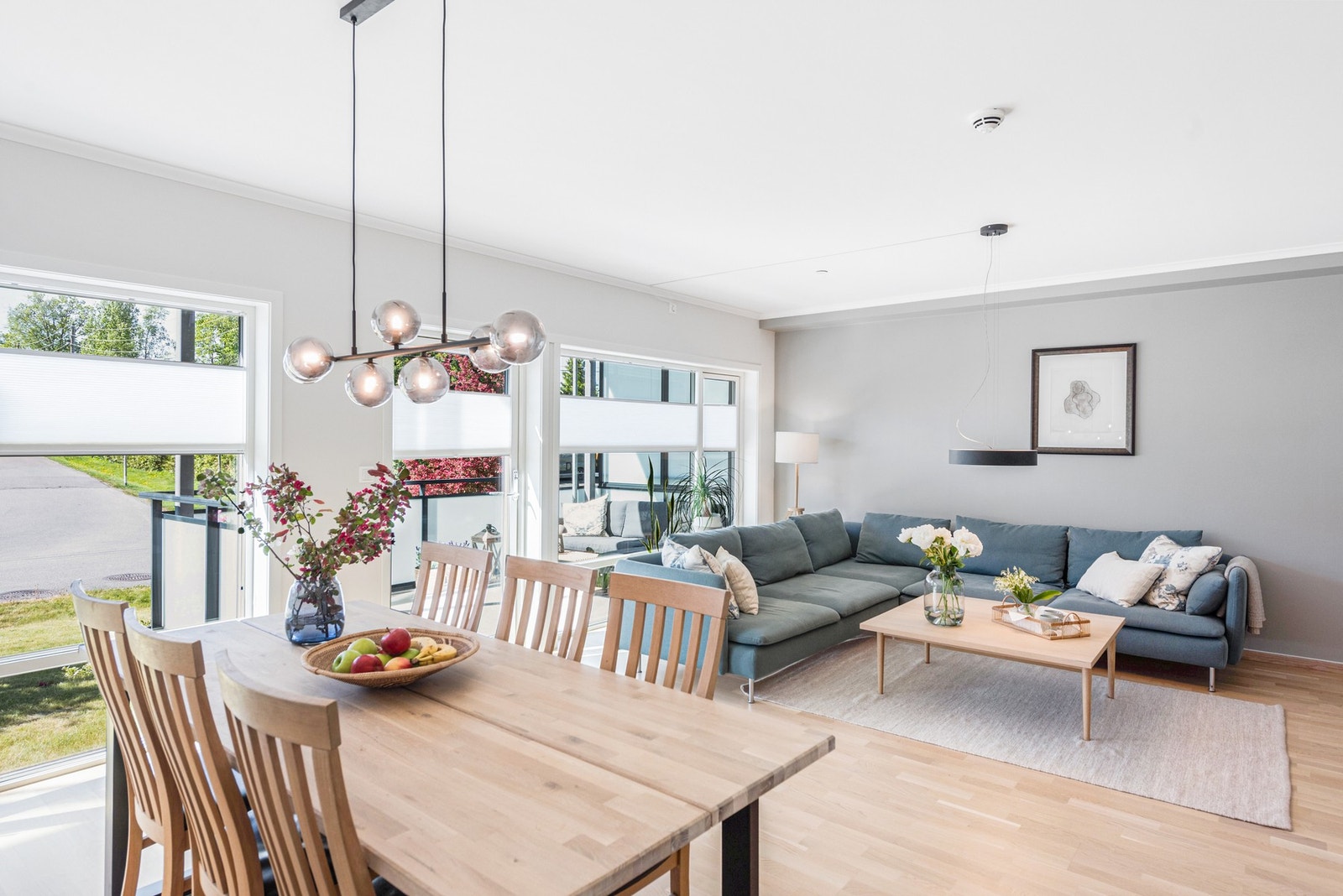 Leiligheten har en romslig stue med store vinduslfater og mye naturlig lysinnslipp Galleribilde