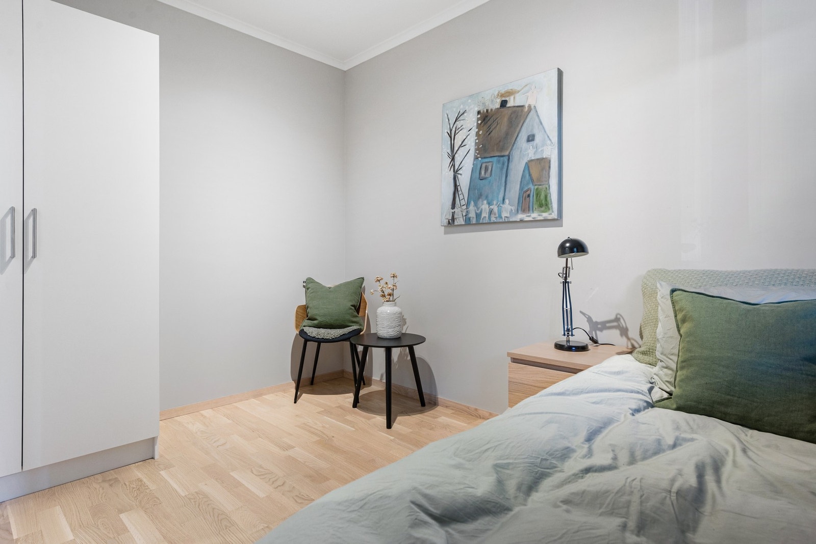 Det andre soverommet er også av god størrelse med plass til seng og garderobeskap Galleribilde