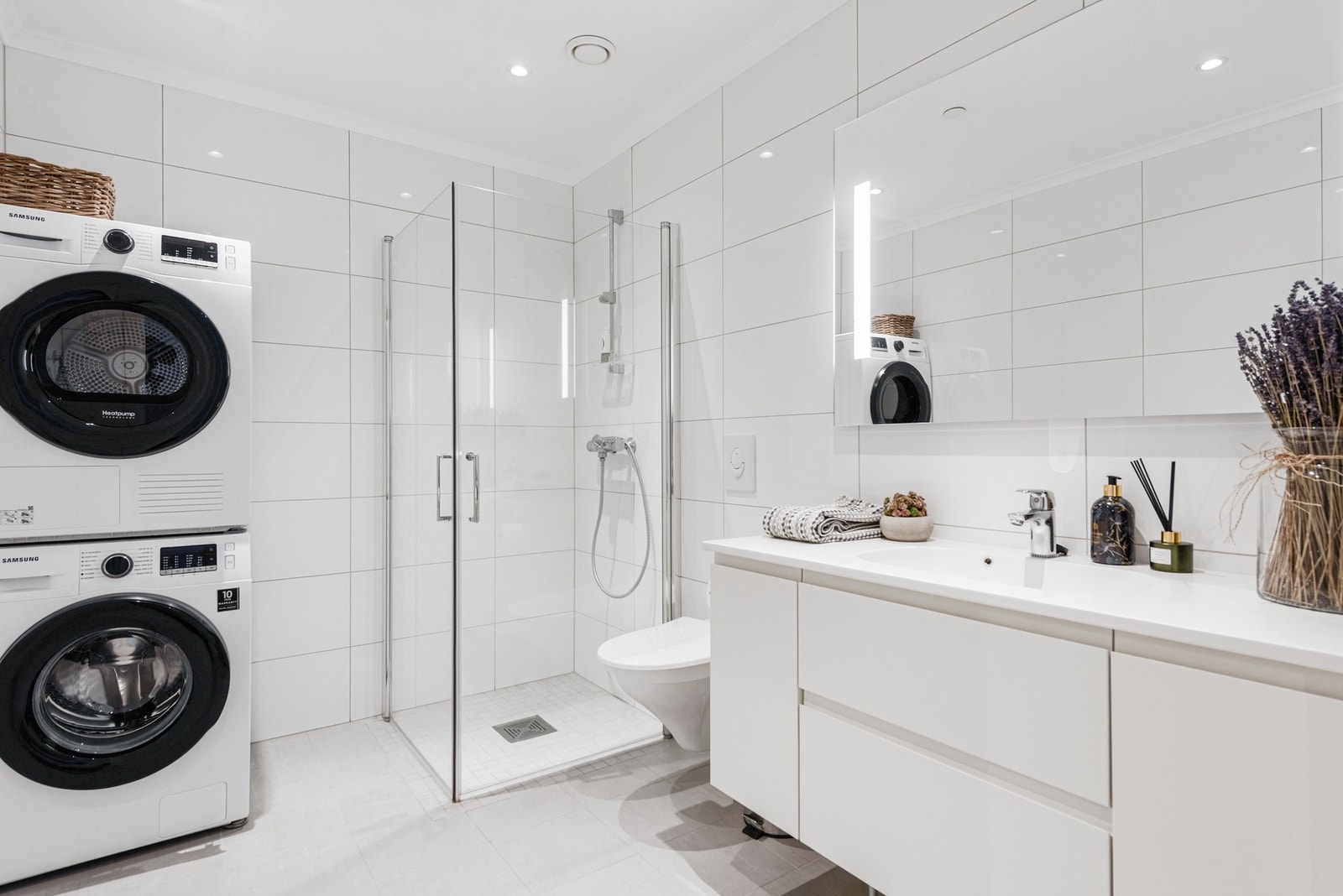 Moderne innredning og opplegg for vaskemaskin Galleribilde