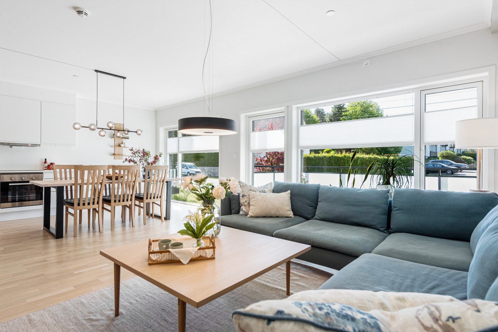 Rommet oppleves lyst og luftig med de generøse vindusflatene Galleribilde