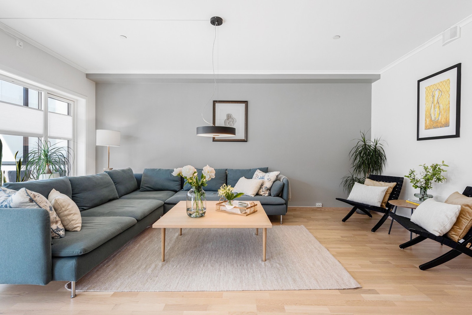 Gulvflatene i leiligheten består av holdbar parkett som gir leiligheten et varmt og gjennomgående uttrykk Galleribilde