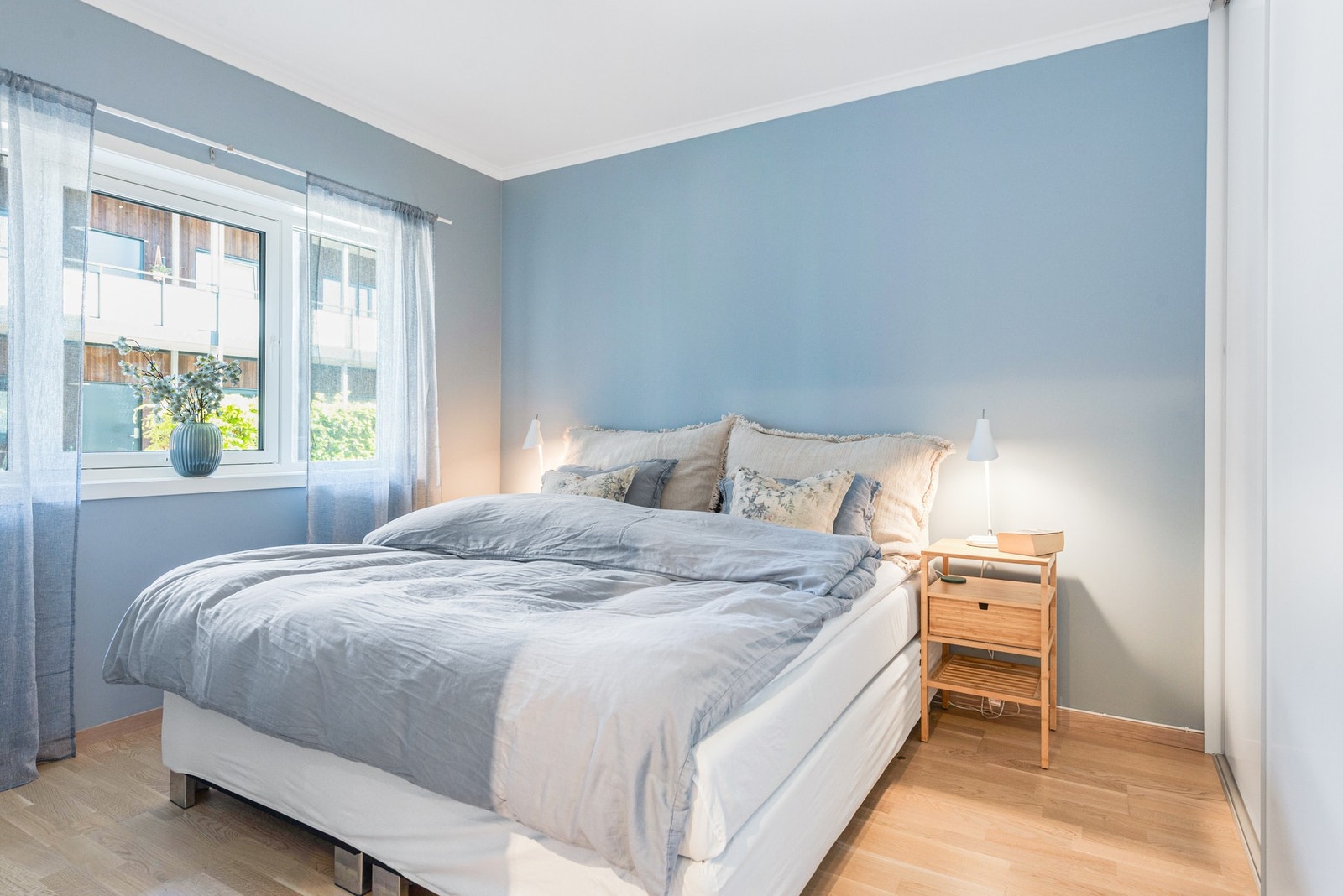 Romslig soverom med god plass til dobbeltseng. Innredet med skyvedørsgarderobe Galleribilde