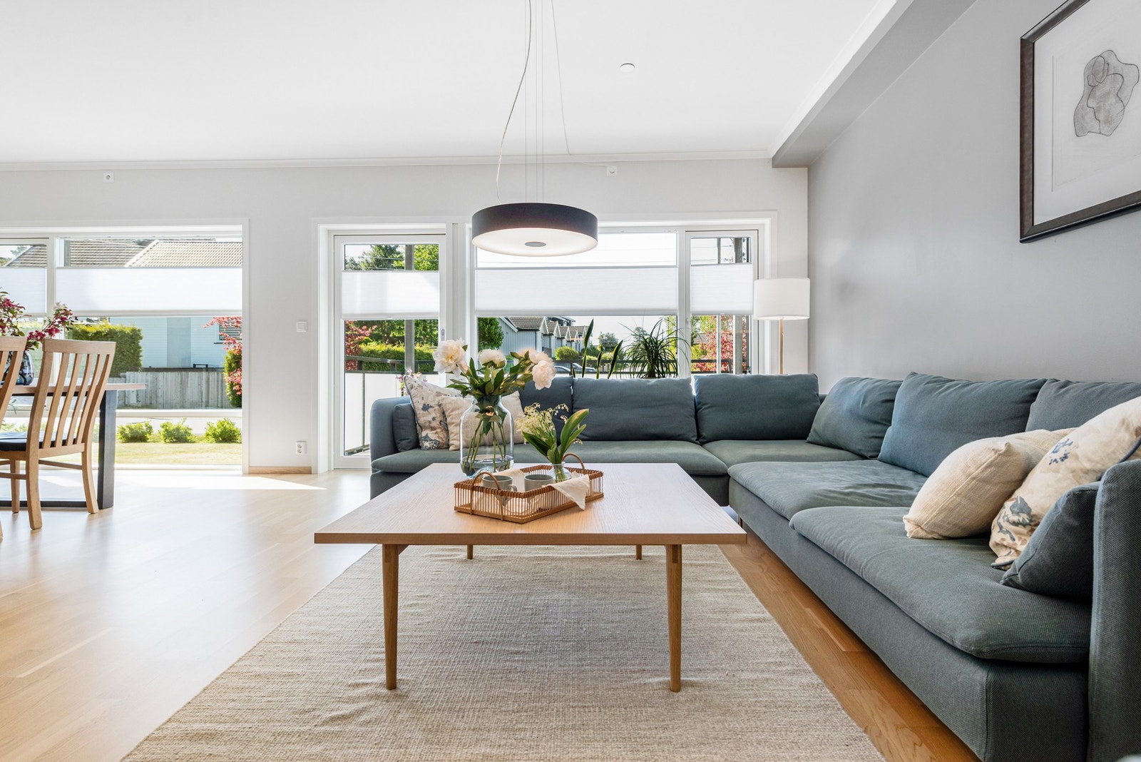 Her har du god plass til å møblere med sofagruppe og annet ønsket møblement Galleribilde