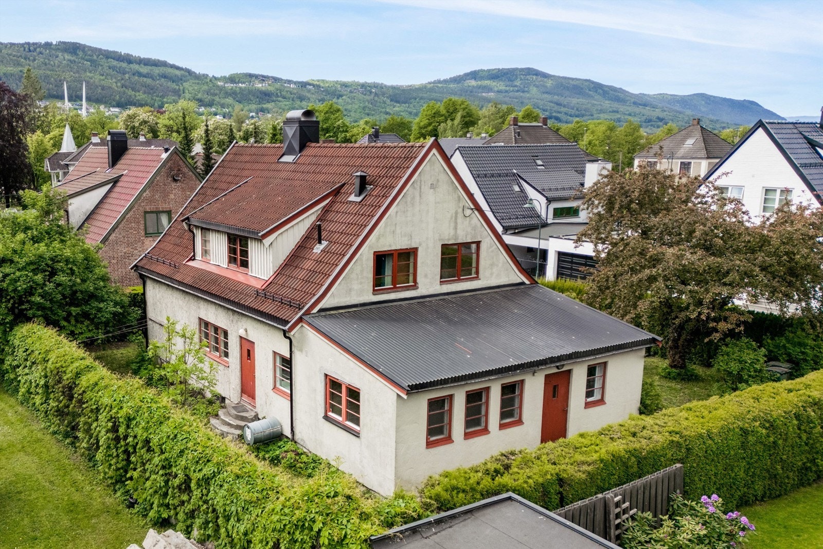 Enebolig med 3 etasjer beliggende i Det engelske kvarter Galleribilde