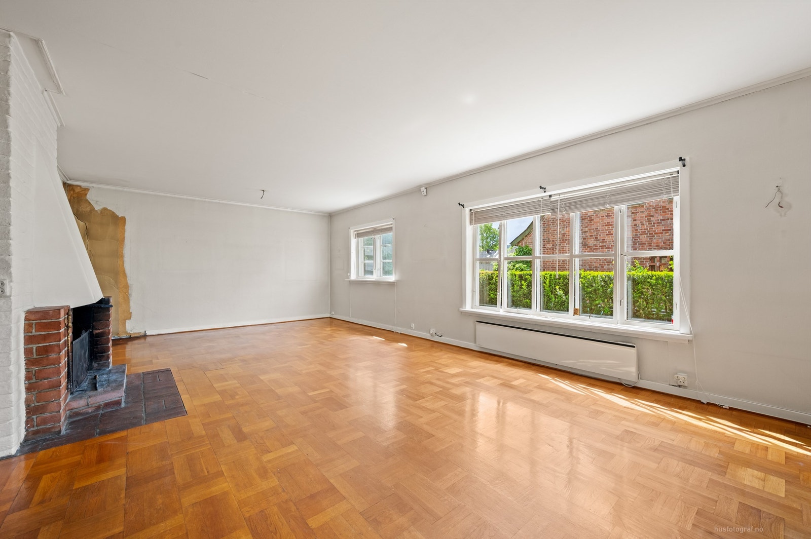 Innmurt åpen peis og kombinert ved-/parafinovn i boligen Galleribilde