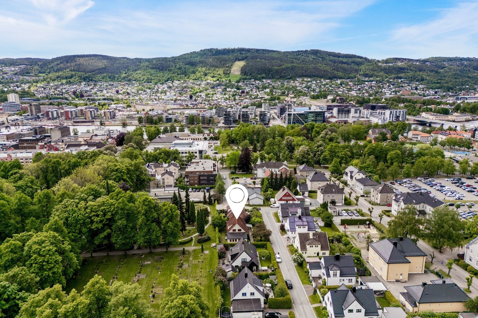 Kort gangavstand til dagligvarebutikk, bensinstasjon og byparken Galleribilde