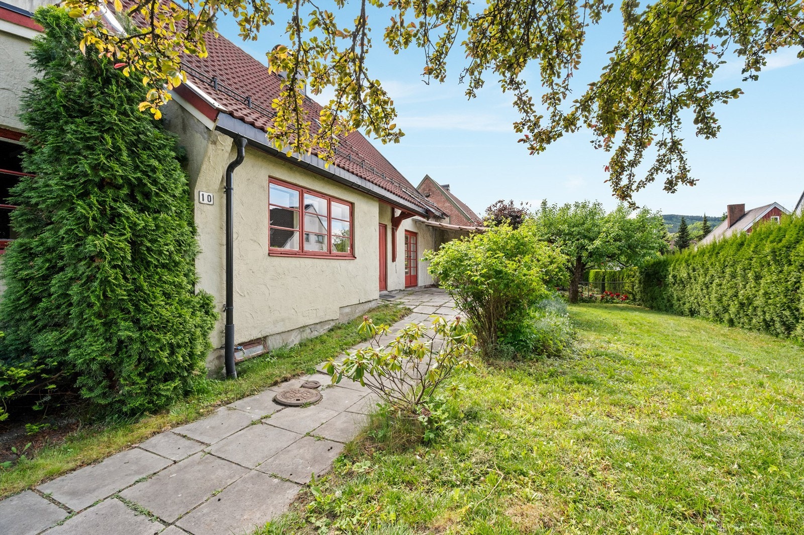 Hellelagt adkomstvei til inngangspartiet Galleribilde