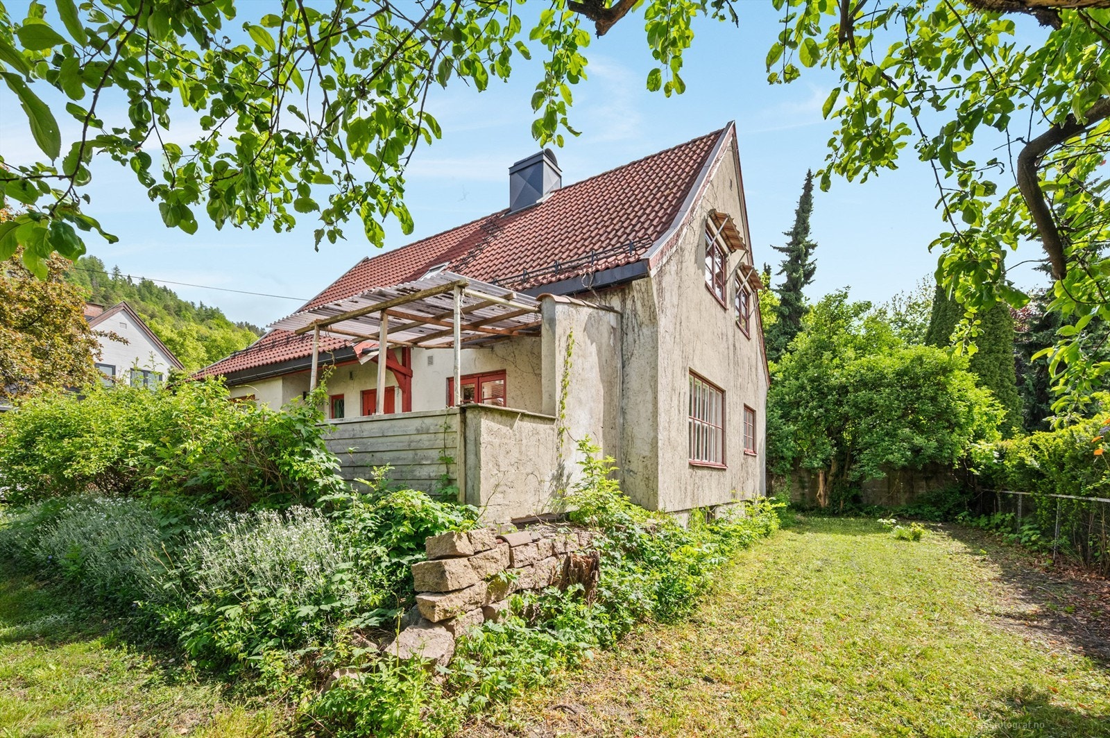 Skjermet hageområde rundt boligen Galleribilde