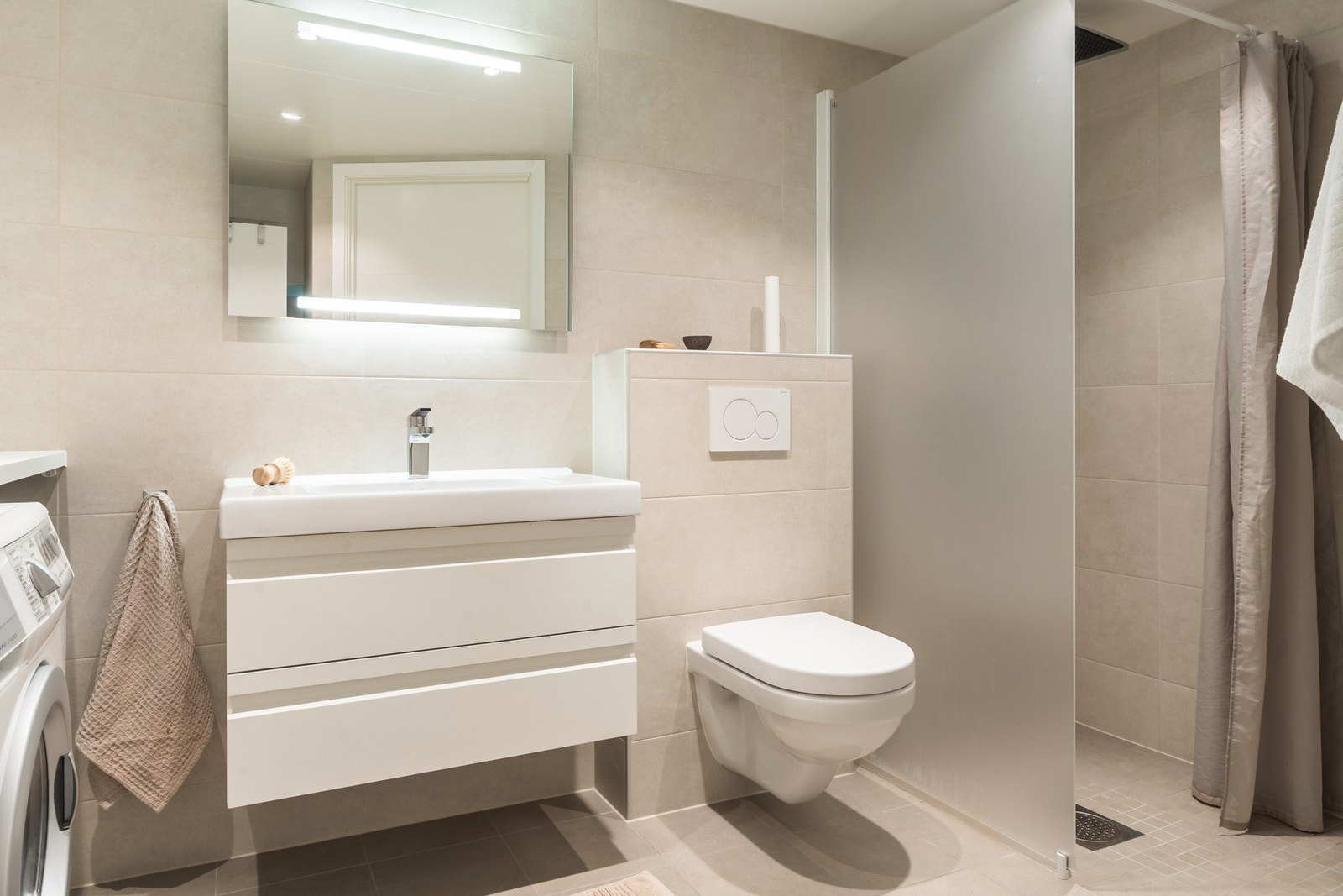 Badet måler 6 kvm og er helfliset med varmekabler i gulv. Galleribilde